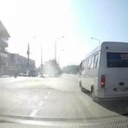 Kırmızı ışıkta ge&ccedil;en dolmuş şof&ouml;r&uuml; yolcuların canını hi&ccedil;e saydı