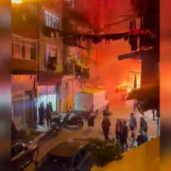 Kız isteme t&ouml;reninde atılan havai fişek komşunun evini yaktı