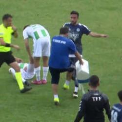 Saha bir anda karıştı: Zirve maçında sağlıkçıya saldırı