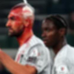 Sahada kanlar içinde kaldı! Formasını değişip maça devam etti