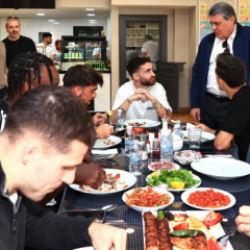Serdal Adalı, moral yemeğinde takımla buluştu