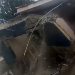 Sındırgı'daki depremde hasar g&ouml;ren 2 katlı bina kendiliğinden yıkıldı