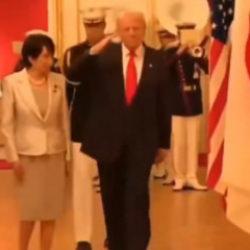 Trump'tan Japonya’da protokol krizi! Durmayı unuttu, Takaichi şaşkınlık yaşadı