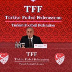 Ünlü isimden canlı yayında çağrı: Federasyon hemen maçlara vermeli
