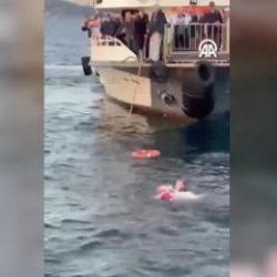 &Uuml;sk&uuml;dar'da bir kadın feribottan denize d&uuml;şt&uuml;