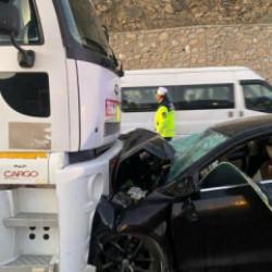 Van'da yakıt tankeri ile otomobil kafa kafaya &ccedil;arpıştı: 2 &ouml;l&uuml;, 4 yaralı