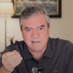 Yılmaz Özdil kendi kendini vurdu! Aparatmış