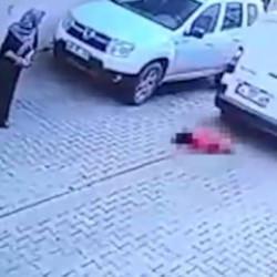 2 yaşındaki Leyla kargo aracının altında can verdi! Korkun&ccedil; kaza kamerada