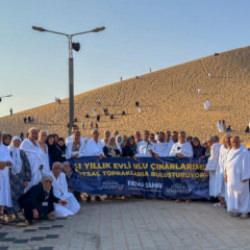 İkinci kafile: 41 yıllık evli çiftler umre ziyaretinden döndü