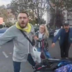 Ataşehir'de motosikletliye tekme-tokatlı saldırı: &lsquo;Nasıl k&uuml;f&uuml;r edersin&rsquo;