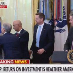 Beyaz Saray'da korku dolu anlar! Fenalık geçiren kişiye ilk müdahaleyi Dr. Öz yaptı