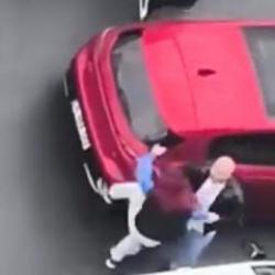 Beylikd&uuml;z&uuml;'nde 2 kadın s&uuml;r&uuml;c&uuml; arasında yol verme kavgası