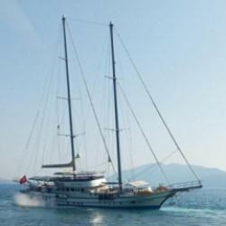 Bodrum'da yelkenli karaya oturdu