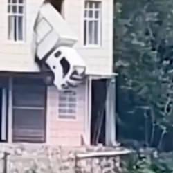 &Ccedil;in'de ilgin&ccedil; kaza: Kamyon ikinci katta asılı kaldı