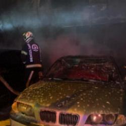 Denizli'de oto galeride &ccedil;ıkan yangında 5 ara&ccedil; hasar g&ouml;rd&uuml;