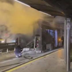 Edirnekapı'da metrob&uuml;s&uuml;n motor kısmında &ccedil;ıkan yangın s&ouml;nd&uuml;r&uuml;ld&uuml;