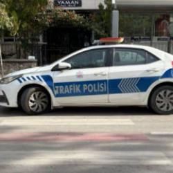 Ekip arabasını yaya yoluna &ccedil;eken polis memuruna trafik cezası