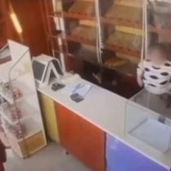 Ekmek fırınına son s&uuml;rat daldı! Feci kaza b&ouml;yle g&ouml;r&uuml;nt&uuml;lendi