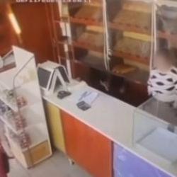 Ekmek fırınına son s&uuml;rat daldı! Feci kaza b&ouml;yle g&ouml;r&uuml;nt&uuml;lendi