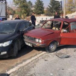 Elazığ'da feci kaza: Arabanın yarısı koptu! 1 &ouml;l&uuml;