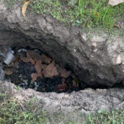 Elma bahçesinde endişelendiren olay! Evlerin duvarları çatladı