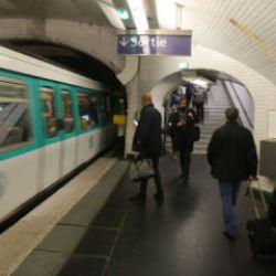 Paris metrolarında korku... Fransızlar 'kadın vagonu' istedi: Japonya ve Dubai gibi olalım