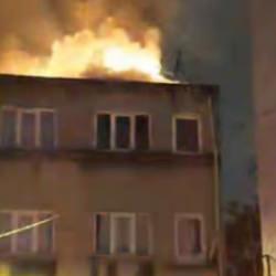 Fatih'te 3 katlı binanın çatısı alev alev yandı