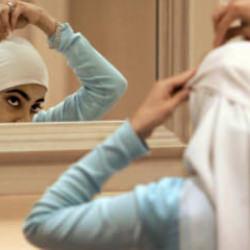 Fransa meclisinden &ccedil;irkin hareket! Baş&ouml;rt&uuml;l&uuml; ziyaret&ccedil;ileri hedef aldılar! 