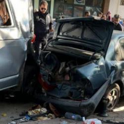 Freni tutmayan kamyon park halindeki 4 aracı bi&ccedil;ti