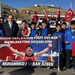 Rekor kırarak dünya şampiyonu olan sporcu memleketinde coşkuyla karşılandı