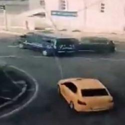 G&uuml;m&uuml;şhane'de belediyeye ait makam aracı jandarma minib&uuml;s&uuml;ne &ccedil;arptı: 2 asker yaralı