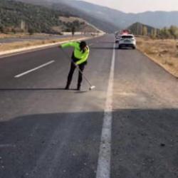 Yılın polisi! Kaza sonrası yolu fır&ccedil;ayla temizledi