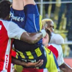 İsmail Y&uuml;ksek'i b&ouml;yle kurtarmıştı: Karag&uuml;mr&uuml;kl&uuml; futbolcuya &ouml;d&uuml;l verildi