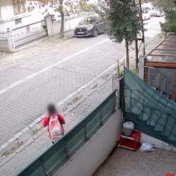 İstanbul'un göbeğinde tedirgin eden olay: Servis bekleyen çocuğu takip etti! 