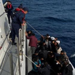 İzmir açıklarında 64 düzensiz göçmen kurtarıldı