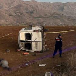 Kahramanmaraş&rsquo;ta iş&ccedil;i servisi devrildi: &Ouml;l&uuml; ve yaralılar var