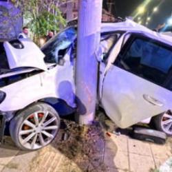 Kontrolden &ccedil;ıkan ara&ccedil; elektrik direğine saplandı!