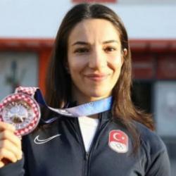 Milli güreşçinin acı günü! Babasını kaybetti