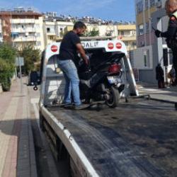 Motosikletine abartılı egzoz takan ehliyetsiz &ccedil;ocuk s&uuml;r&uuml;c&uuml;ye ceza yağdı