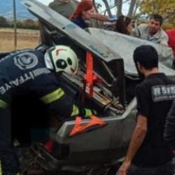 Mucize kurtuluş! Hurdaya d&ouml;nen ara&ccedil;tan sağ &ccedil;ıktı