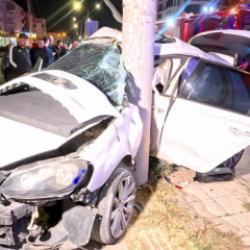 Otomobil direğe bir ok gibi saplandı: 2 ağır yaralı