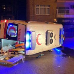 Otomobille hasta taşıyan ambulans çarpıştı: Çok sayıda yaralı var