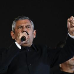 &Ouml;zg&uuml;r &Ouml;zel'den Cumhurbaşkanı Erdoğan'a hakaret! AK Parti'den peş peşe tepkiler