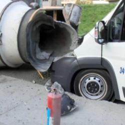 Sarıyer&rsquo;de devrilen beton mikseri servis minib&uuml;s&uuml;ne &ccedil;arptı