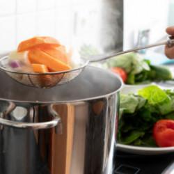 Sebzelerin rengini kaybetmeden haşlamanın p&uuml;f noktaları