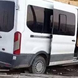 Servis minib&uuml;s&uuml; ile hafif ticari ara&ccedil; &ccedil;arpıştı: 13'&uuml; &ccedil;ocuk 19 yaralı