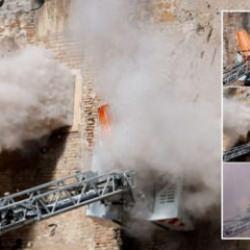 Tarihi kule onarılırken saniyeler i&ccedil;inde &ccedil;&ouml;kt&uuml;: Mucizevi kurtuluş!