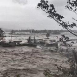 Tayfun felaketi büyük sel getirdi! Şehir sular altında kaldı onlarca ölü var...