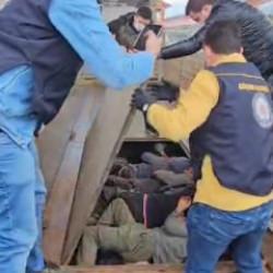TIR'ın dorsesindeki gizli bölgede 20 kaçak göçmen yakalandı