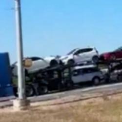 Tren, hemzemin ge&ccedil;itte mahsur kalan ara&ccedil; y&uuml;kl&uuml; tıra &ccedil;arptı